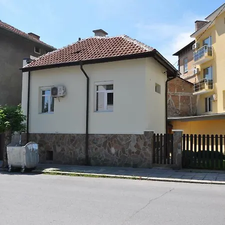 ирис Nyaraló Kjusztendil